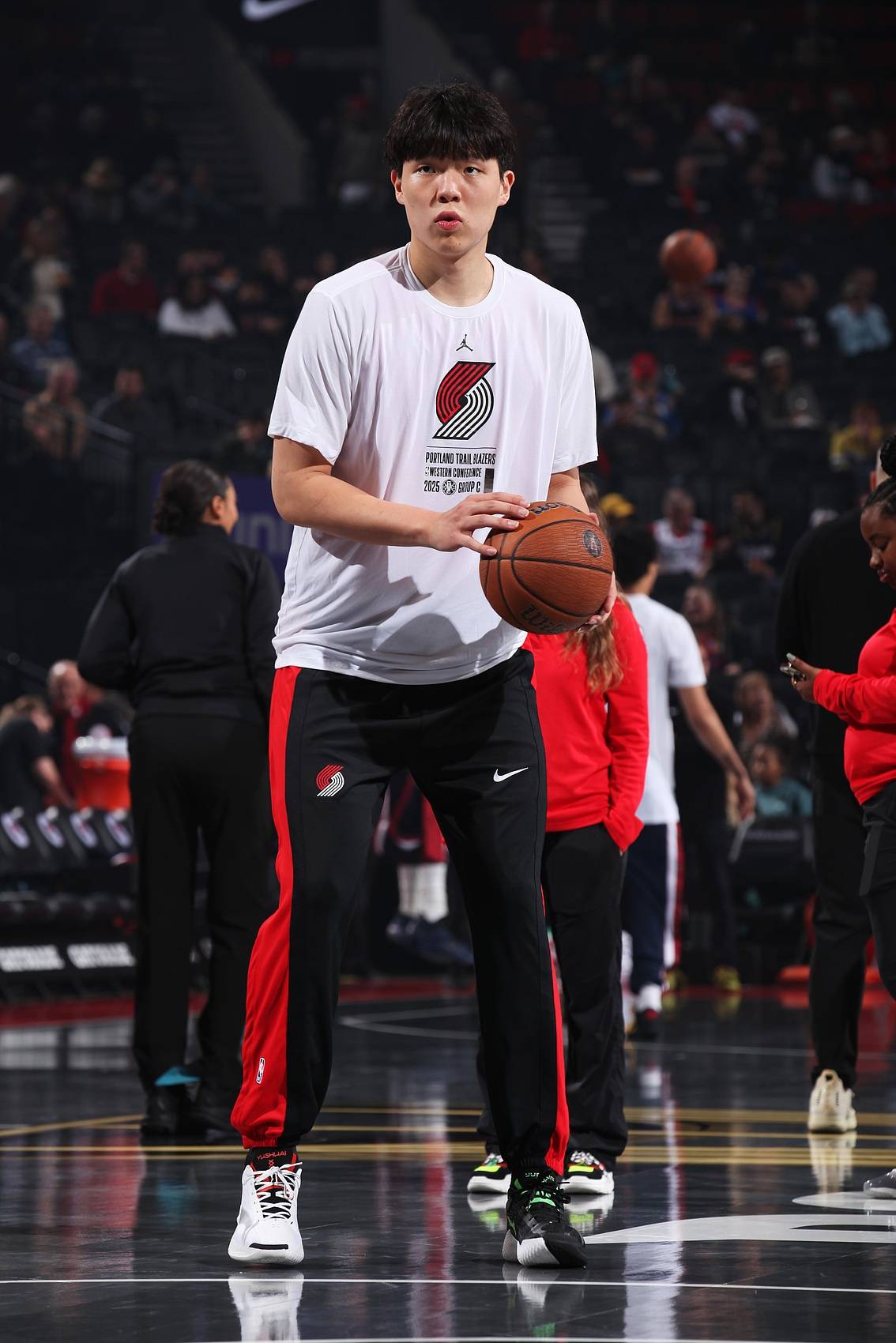 包含波特兰开拓者迎CBA季后赛关键赛，今晚官宣签约，媒体盛赞，球探报告显示潜力的词条